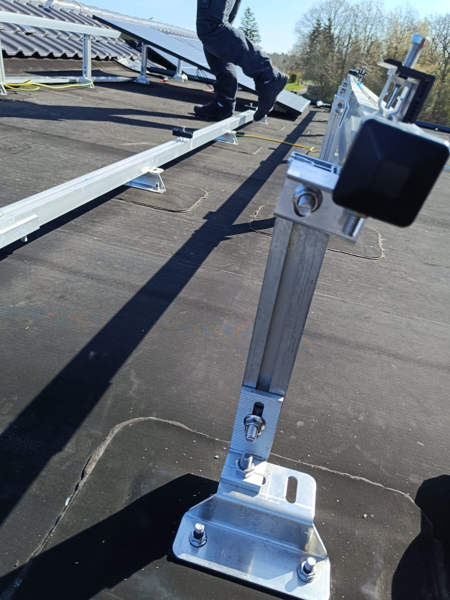 Aufständerung mit Aluminiumprofilen für eine Photovoltaik-Anlage auf einem großen Flachdach