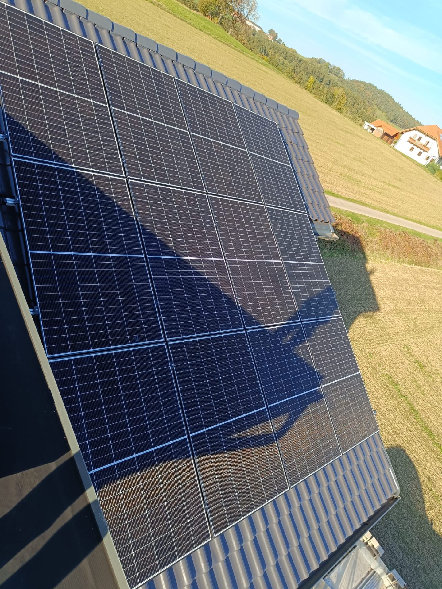 Photovoltaik-Anlage auf landwirtschaftlicher Halle in Oberösterreich bei Sonnenuntergang