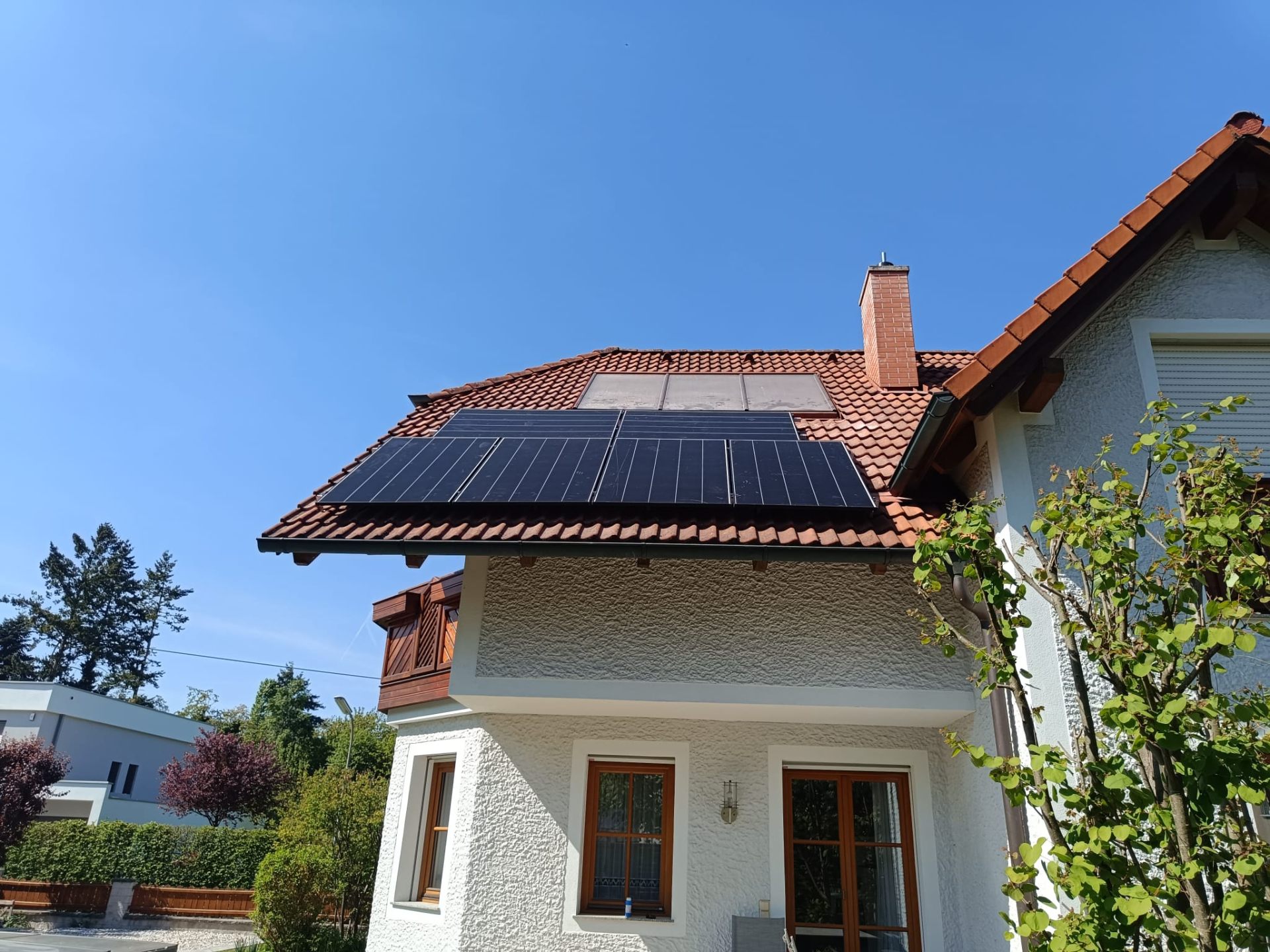 Photovoltaik-Anlage mit Full-Black-Modulen auf dem Walmdach eines Einfamilienhauses